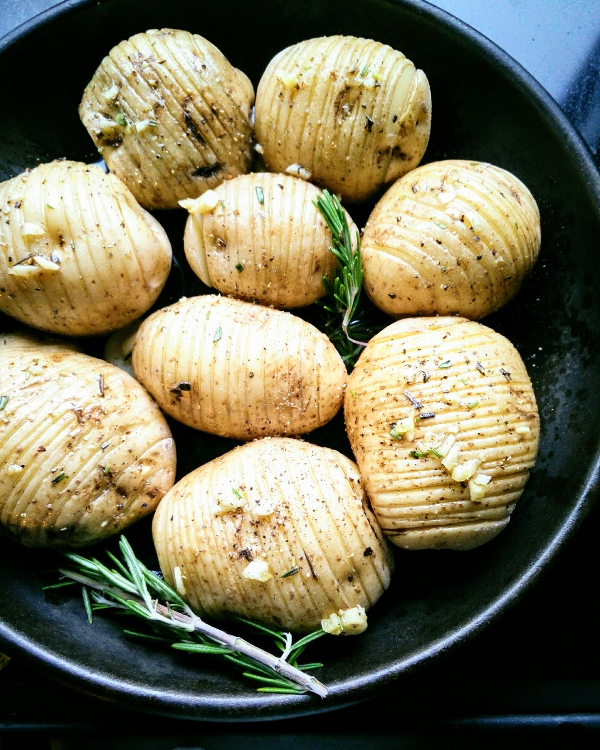 hasselback baked potatoes recipe with garlic rosemary herbs olive oil salt pepper vegan gluten free vegetarian dairy free