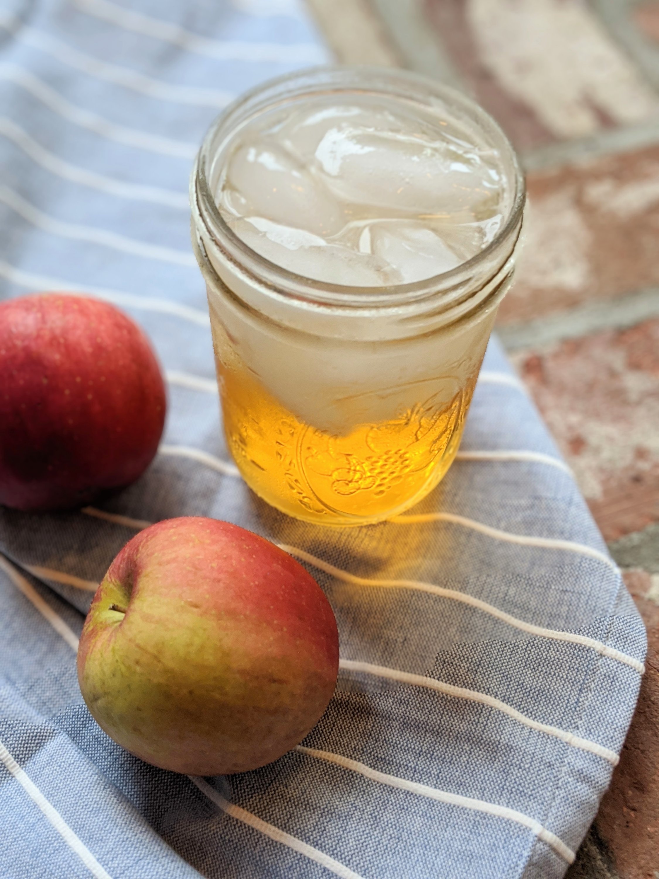 apple pie moonshine cocktial recipe fall apple cider drinks seltzer low calorie skinny moonshine drinks