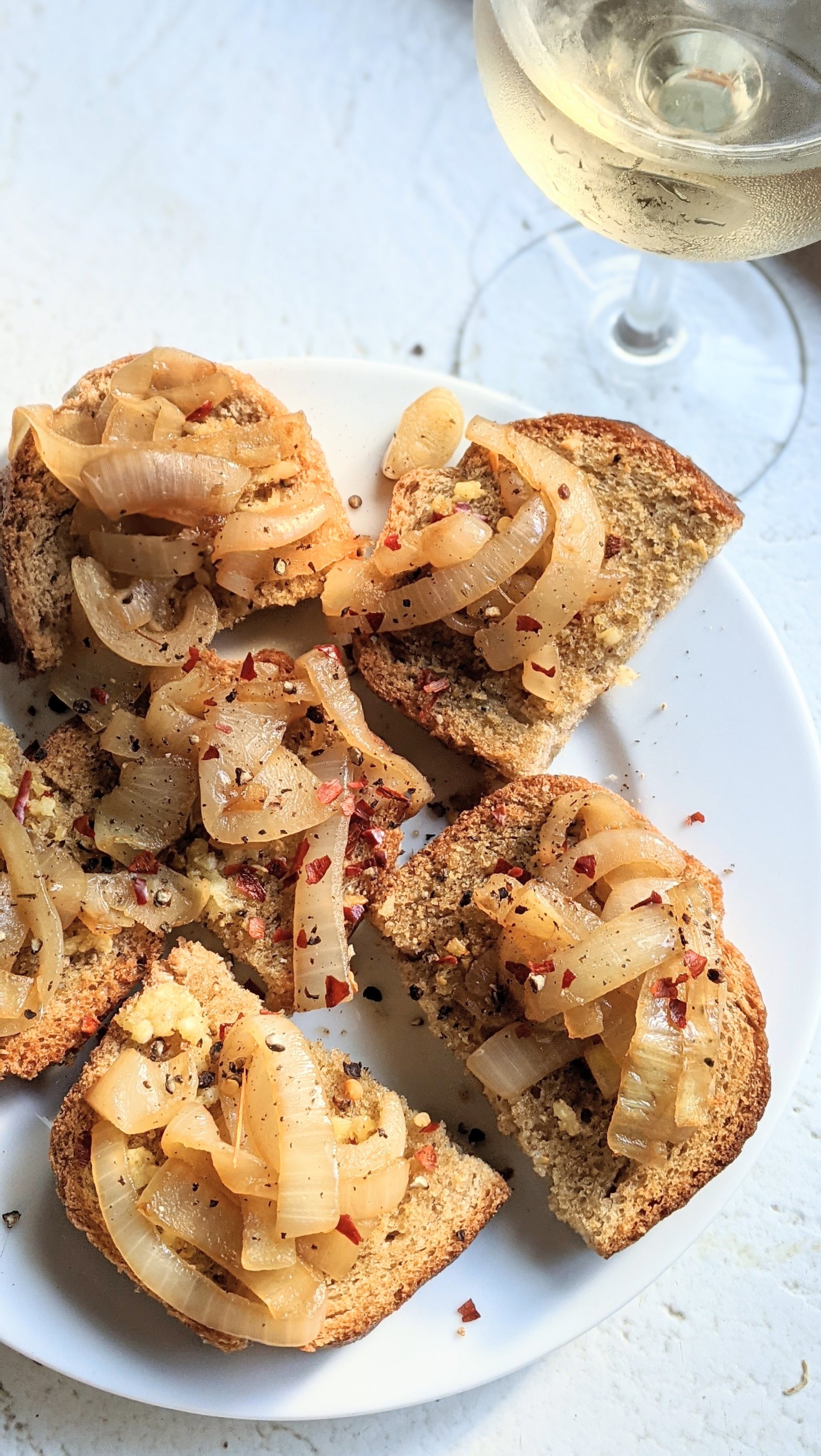 white wine caramelized onions garlic bread recipe with onions healhy plant based ways to make garlic bread fancy garlic bread extra amp up garlic bread toppings