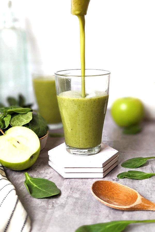 spinach apple smoothie recipe vegan and gluten free with vanilla protein powder for a healthy filling breakfast.