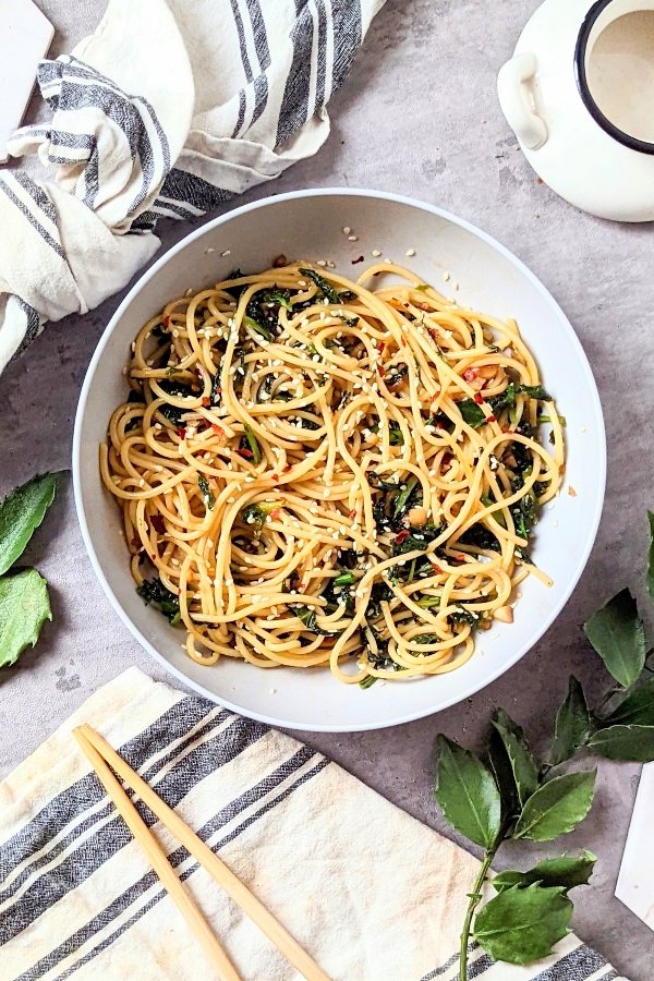 chili oil noodles with kale recipe stir fry lo mein noodles with kale garlic green onions scallions and sesame oil - a great vegan and vegetarian noodle bowl recipe.
