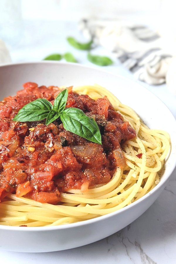 spaghetti arrabiata pasta sauce recipe spicy Italian tomato sauce recipe with crushed red chili pepper flakes basil garlic olive oil and onions.