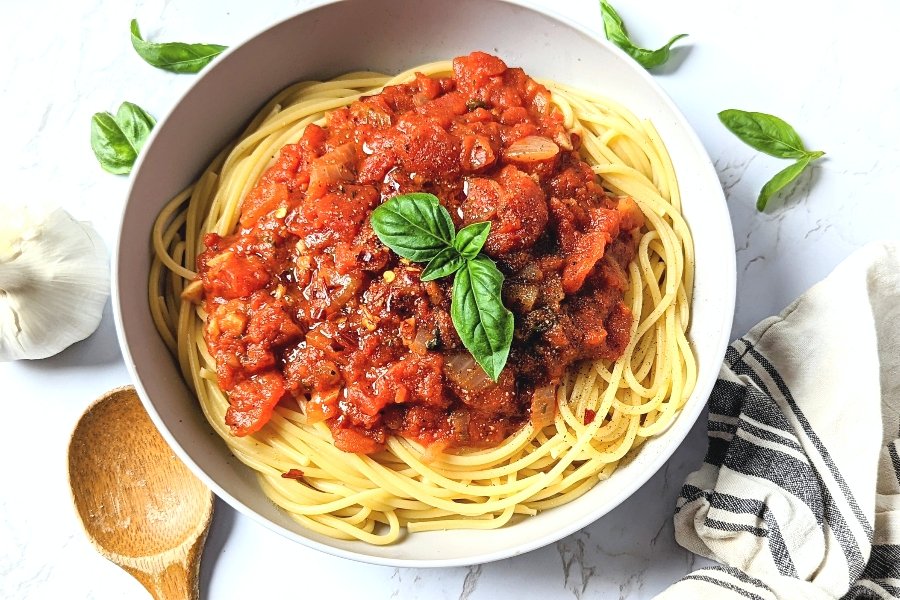 Bucatini Pomodoro Recipe (Vegetarian) - The Herbeeovore