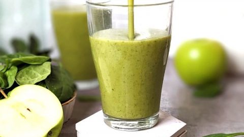 spinach apple smoothie recipe vegan and gluten free with vanilla protein powder for a healthy filling breakfast.