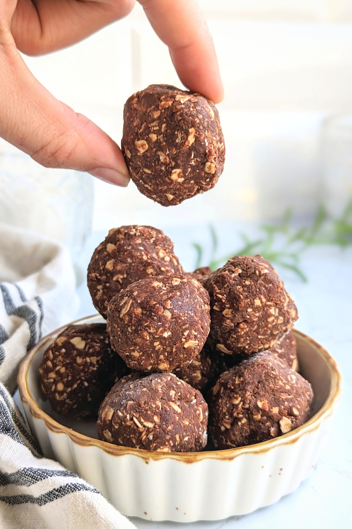 vegan prortein oat balls recipe power balls with cacao powder oatmeal vanilla extract agave nectar sugar free healthy no bake treats