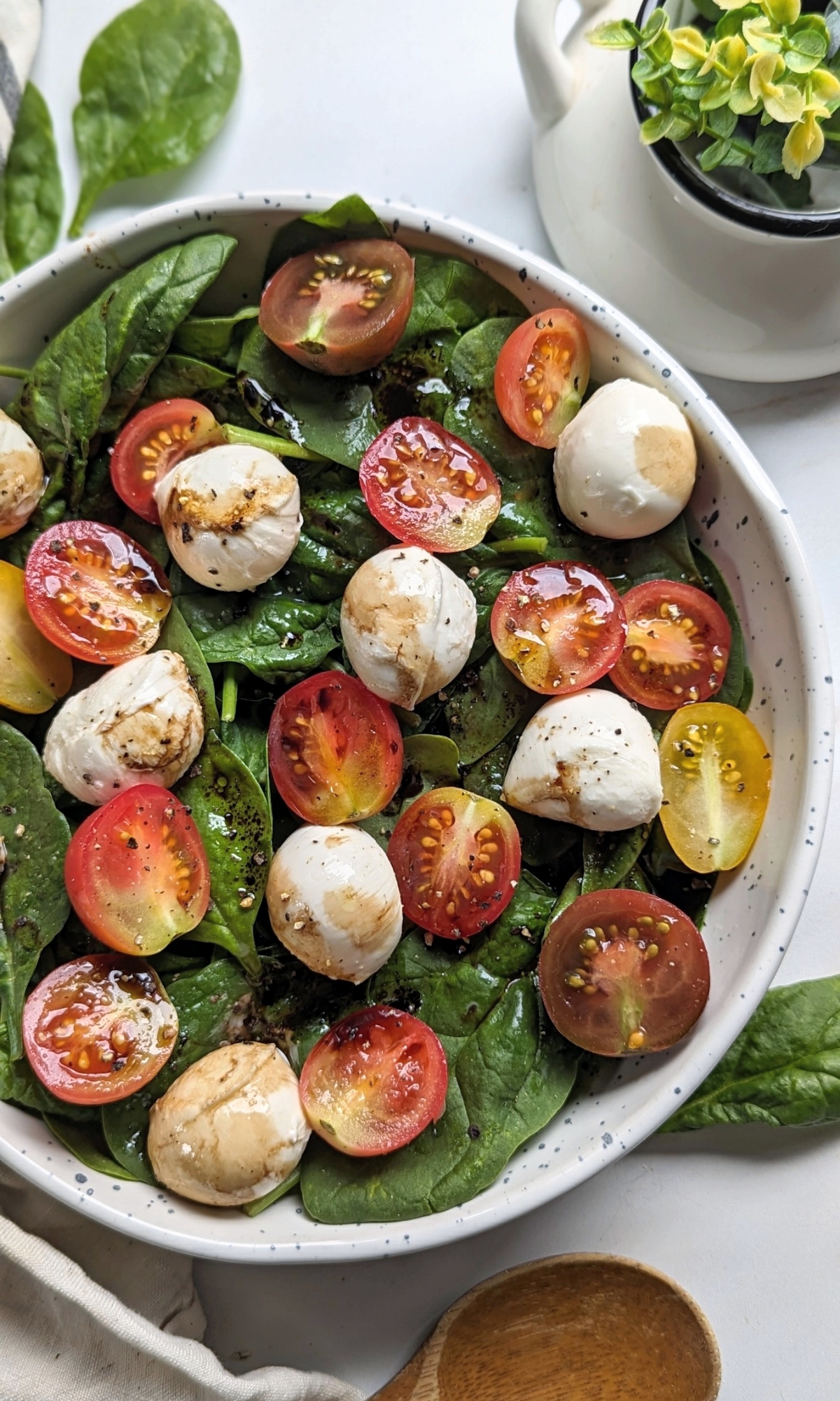 fresh caprese spinach salad recipe with tomato and tellicherry black peppers