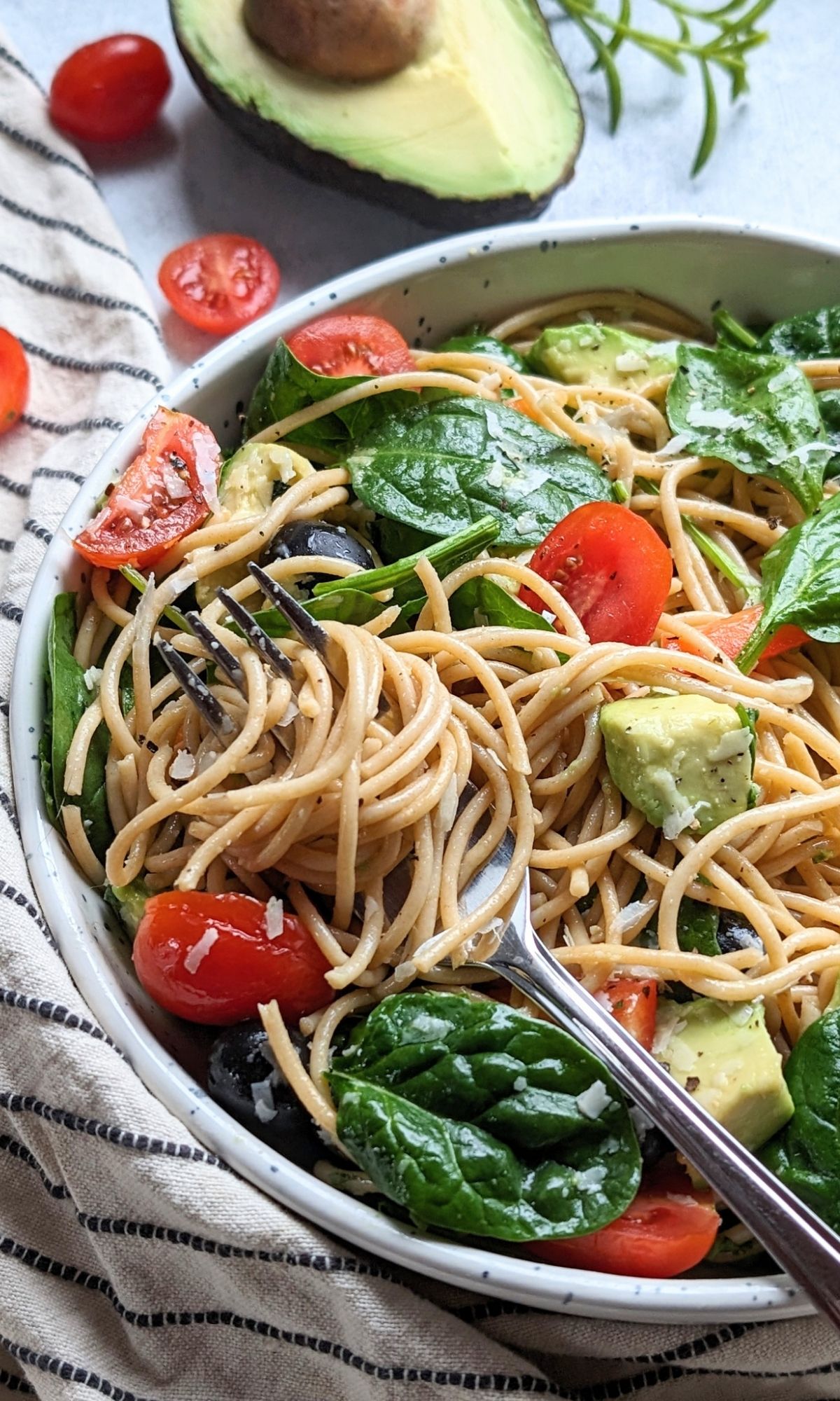 easy spaghetti salad with avocado and olives vegetarian recipes easy vegan pasta salad alternatives healthy pasta salad with American and Californian ingredients