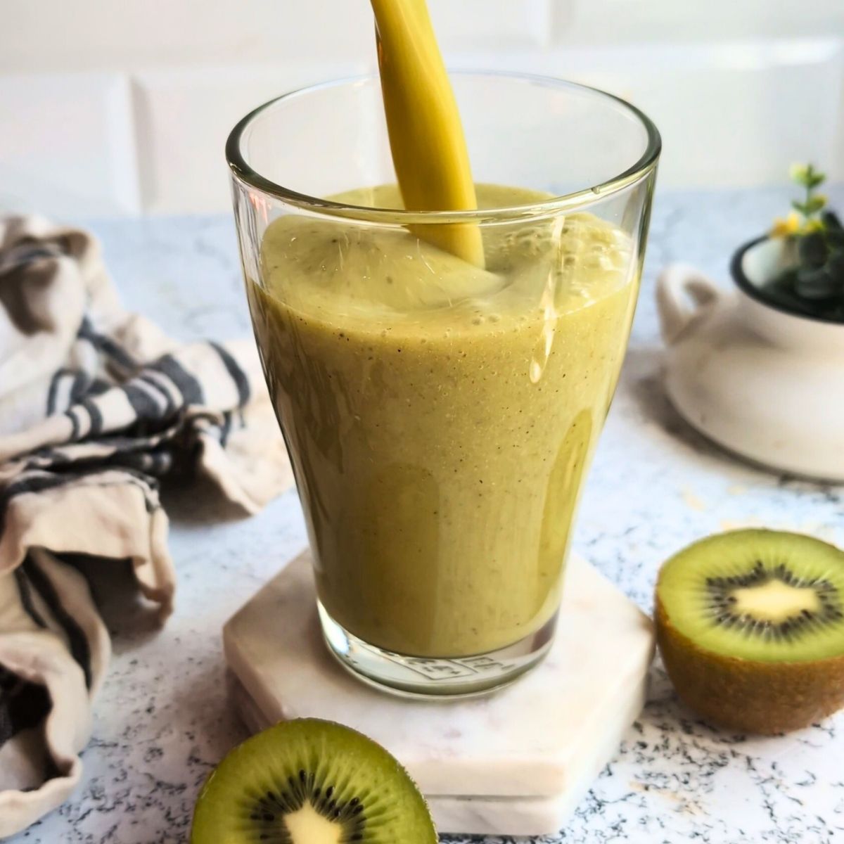 kiwi smoothie without yogurt recipe dairy free smoothie with kiwifruit recipe healthy dairy free smoothie recipes for breakfast no cook blender recipes.